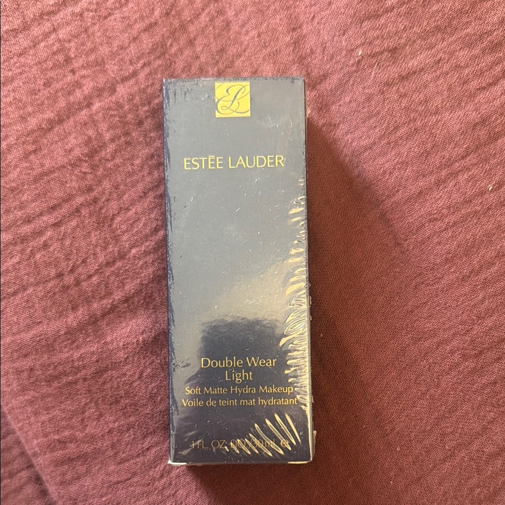 Estée Lauder Double Wear Light Foundation -SPF 15 shade: 4N1 shell beige